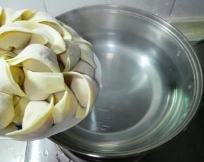 烧开半锅水，放大馄饨下锅，摇一摇