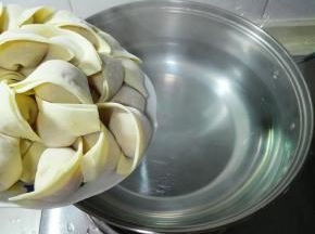 烧开半锅水，放大馄饨下锅，摇一摇