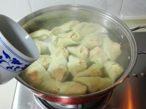 放少许冷水再烧开，再放少许冷水再烧开