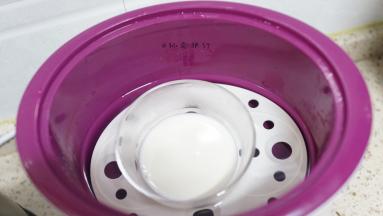 35g牛奶放在锅里保温 大概40度左右