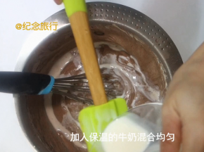 用刮刀隔着淋入温热的牛奶拌大概30下拌匀