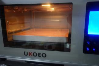 烤箱200度预热好以后将屋诺28*28的烤盘放入烤箱，温度调整至175度烤12-14分钟，具体温度跟时间根据实际情况适当调整