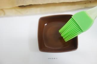 烤的时候准备糖酒液，糖加水混合煮沸，等凉后倒入朗姆酒混合即可，糖水做好放一边待用。