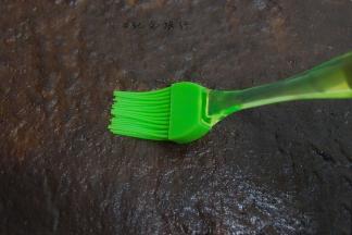 把糖酒液刷在蛋糕上吸收完全备用