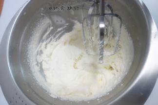 300g淡奶油+30g白砂糖中低速打至8-9分发