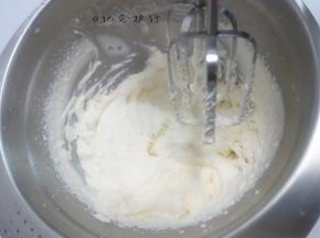 300g淡奶油+30g白砂糖中低速打至8-9分发