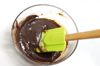 准备巧克力淋面：100g巧克力碎放入耐高温的碗里，将淡奶油加热至刚刚有点冒泡立即离火，倒在巧克力里，淹没住巧克力静置五分钟，千万不要动！会导致水油分离的