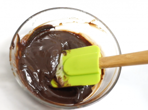 准备巧克力淋面：100g巧克力碎放入耐高温的碗里，将淡奶油加热至刚刚有点冒泡立即离火，倒在巧克力里，淹没住巧克力静置五分钟，千万不要动！会导致水油分离的