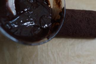 五分钟后用刮刀搅拌均匀，你会感觉溶液变得浓稠就可以做蛋糕卷的淋面了