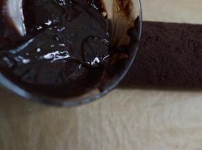 五分钟后用刮刀搅拌均匀，你会感觉溶液变得浓稠就可以做蛋糕卷的淋面了