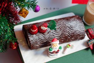 最后进行装饰即可，你还可以把树桩切成一长一短竖起来也是另外一种造型，这个蛋糕我做了两次拍得所以可能有点不连贯，视频没拍好，拍两次居然都没拍到卷蛋糕的步骤，下次我一定再仔细一点555….