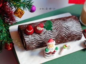 最后进行装饰即可，你还可以把树桩切成一长一短竖起来也是另外一种造型，这个蛋糕我做了两次拍得所以可能有点不连贯，视频没拍好，拍两次居然都没拍到卷蛋糕的步骤，下次我一定再仔细一点555….