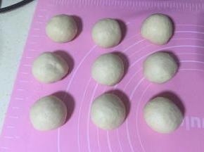 均匀分成9个小团，滚圆松弛10分钟