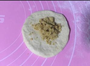 松弛后擀开，放适量肉松