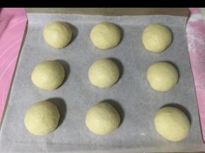 收口朝下放烤盘，入烤箱发酵到1.5--2倍（烤箱里放碗热水）