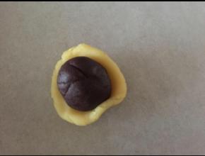 用绿豆沙包住红豆沙，收口