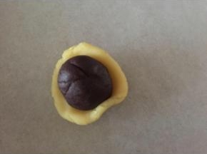 用绿豆沙包住红豆沙，收口