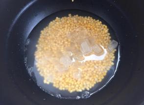去皮绿豆个冰糖加适量水放入电饭煲煮熟