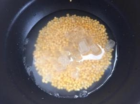 去皮绿豆个冰糖加适量水放入电饭煲煮熟
