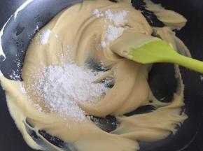 锅里放玉米油中小火翻炒，后半程加入5克糯米粉