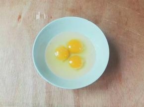 鸡蛋打到碗里