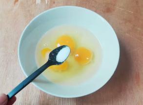 放半小勺盐搅拌均匀至蛋液