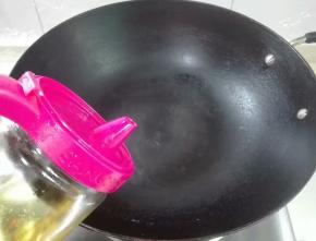 烧热锅放适量食用油