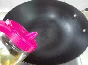 烧热锅放适量食用油