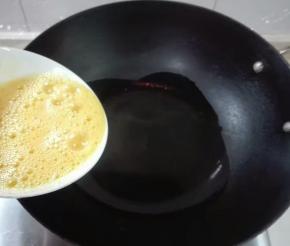 倒入鸡蛋液