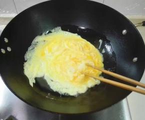 用筷子从锅巴往里面推