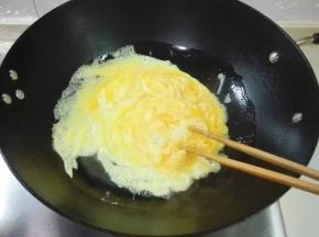 用筷子从锅巴往里面推