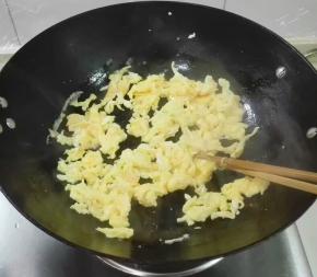 快全部凝固时用筷子划撒盛出来