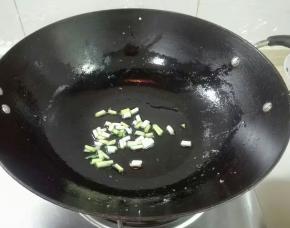 锅里余油放葱白煎香