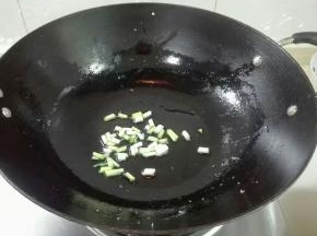 锅里余油放葱白煎香