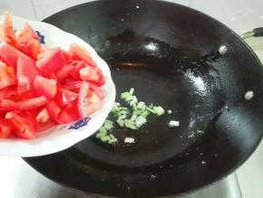 放一半番茄下锅煸炒