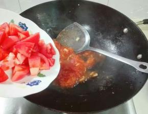 炒至全部成汁，放剩下一半番茄下锅