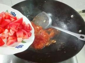 炒至全部成汁，放剩下一半番茄下锅
