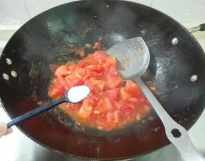 煸炒番茄至软，放三小勺糖翻炒几下均匀