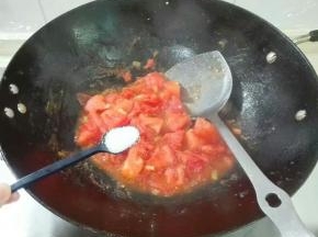 煸炒番茄至软，放三小勺糖翻炒几下均匀
