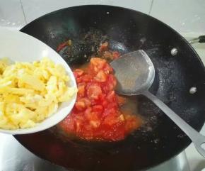 放入鸡蛋翻炒均匀