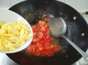 放入鸡蛋翻炒均匀