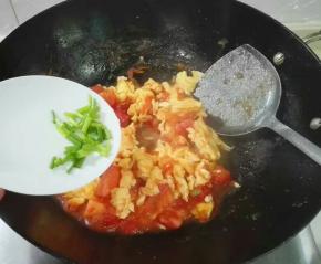 放葱花出锅盛盘