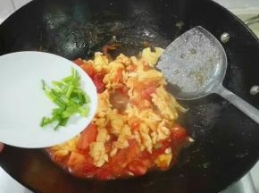 放葱花出锅盛盘