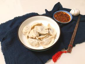 出锅，可以做一个蘸料，北方人一般喜欢蒜末加盐、醋、生抽、香菜末、葱末，南方人要是喜欢吃辣的加点油辣椒，搅拌均匀