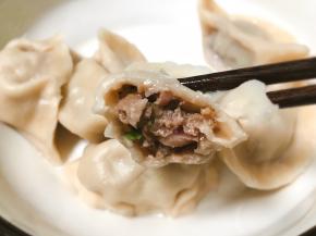 咬一口没有蘸料的，鲜到眉毛掉，饺子皮有韧性