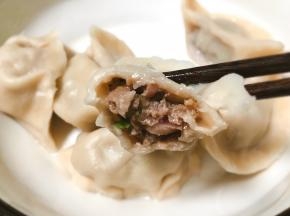 咬一口没有蘸料的，鲜到眉毛掉，饺子皮有韧性