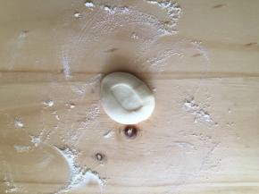 取一个面团剂子按扁