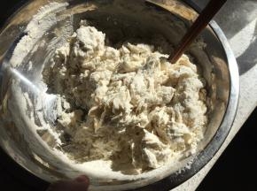制作饺子皮：中筋面粉内加入2g盐，一边用筷子搅拌一边倒入清水，直到面粉成棉絮状态