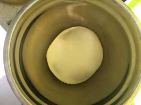 然后用水揉到面团光滑，盖上保鲜膜松弛20分钟