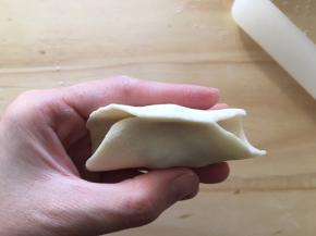 对折饺子皮，中间处捏合